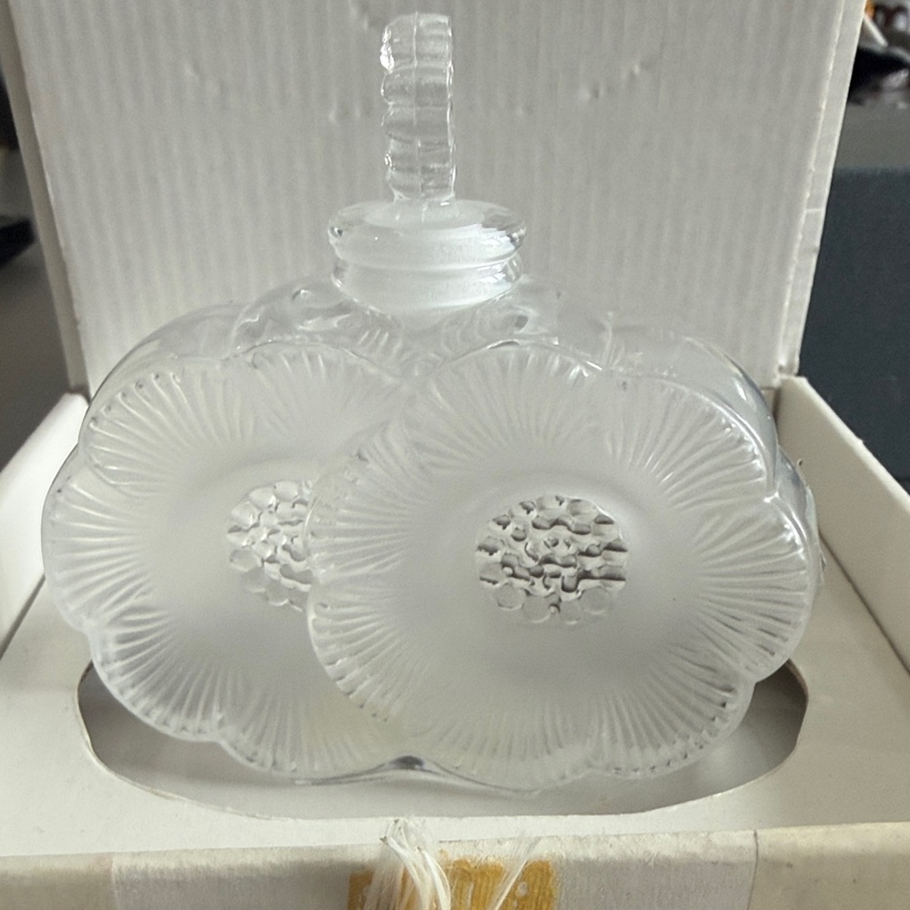 Lalique 2 fleurs perfume bottle